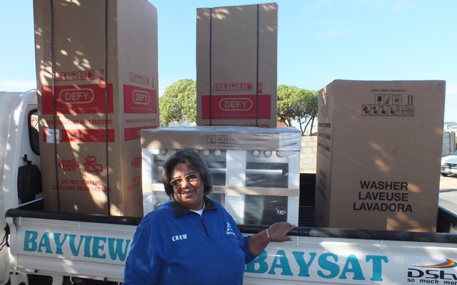 Magrieta Adams staan trots by die eerste deel van Silwerjare se â€œLottoâ€-toerusting wat afgelewer is